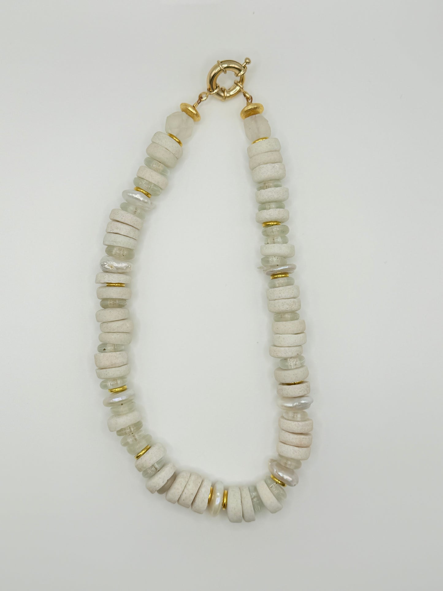 White beaded necklace with classic design, ideal for adding a touch of simplicity and elegance to any outfit.